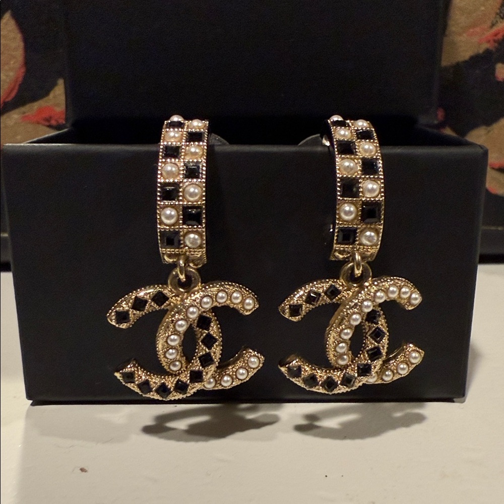 💯AUTH. CHANEL A21 Pearl/Black Crystal Checkered Gold Hoop Earrings w/CC Logo - Picture 10 of 15
